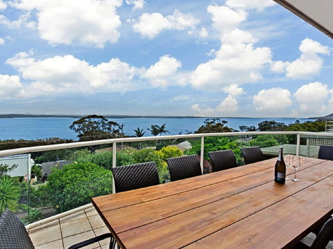 'The Bay', 25 Wallawa Rd - Huge Home With Aircon, Spectacular Views & Chromecast - Accommodation NSW 0