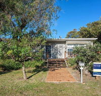 'The Croft' 11 Boulder Bay Rd - Cosy Beach House with Aircon  only 270m to the Beach - Accommodation NSW