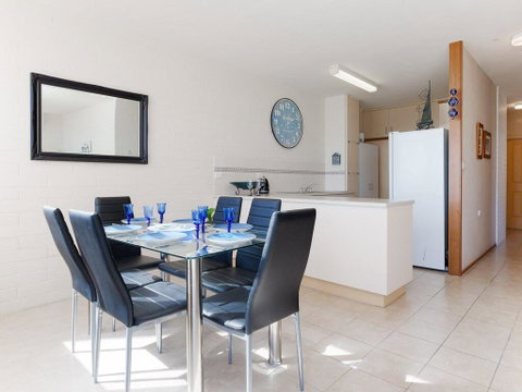 1 'Little Hut', 20 Kurrawa Close - Spectacular Water Views, NBN & Air Conditioned - Accommodation NSW 3