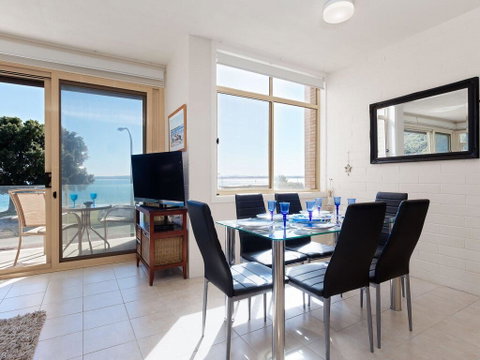 1 'Little Hut', 20 Kurrawa Close - Spectacular Water Views, NBN & Air Conditioned - Accommodation NSW 1