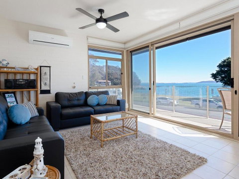 1 'Little Hut', 20 Kurrawa Close - Spectacular Water Views, NBN & Air Conditioned - Accommodation NSW 2