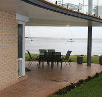 1 'The Clippers' 131 Soldiers Point Road - fabulous waterfront unit - Accommodation NSW