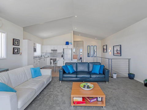 1/32 Ocean Avenue - Three Bedrooms, Three Bathrooms, Air Con, Boat Parking & Water Views - Accommodation NSW 2