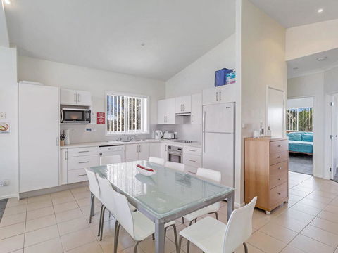 1/32 Ocean Avenue - Three Bedrooms, Three Bathrooms, Air Con, Boat Parking & Water Views - Accommodation NSW 3