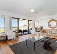2 'The Pelicans' 53 Soldiers Point Road - ground floor unit on the waterfront - Accommodation NSW