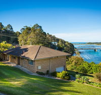 2 Water Crescent - Retro Haven - Accommodation NSW