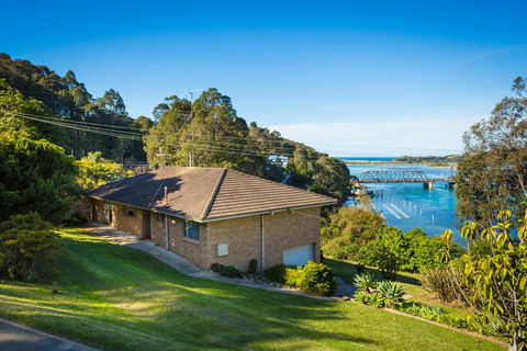 2 Water Crescent - Retro Haven - Accommodation NSW 0