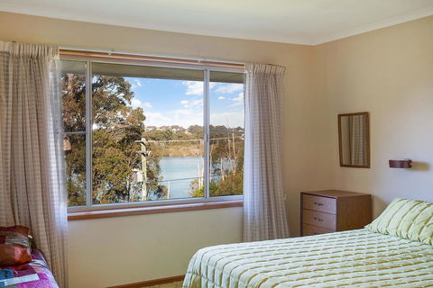 2 Water Crescent - Retro Haven - Accommodation NSW 3