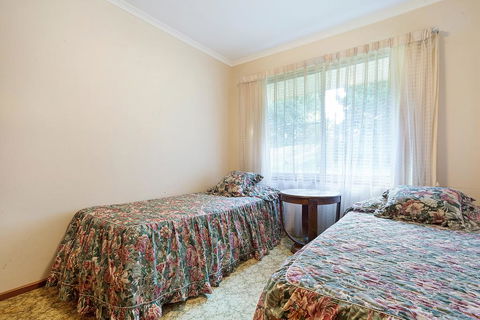2 Water Crescent - Retro Haven - Accommodation NSW 1