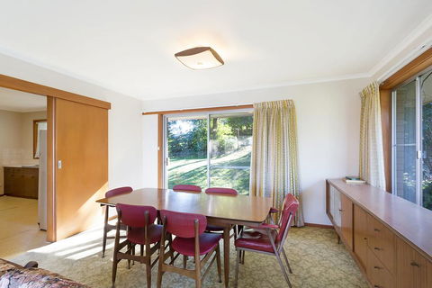 2 Water Crescent - Retro Haven - Accommodation NSW 2