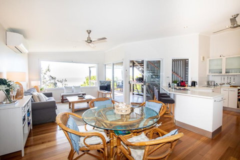 BEST OCEAN VIEWS ON STRADDIE + SUNSET DECK - Accommodation NSW 4