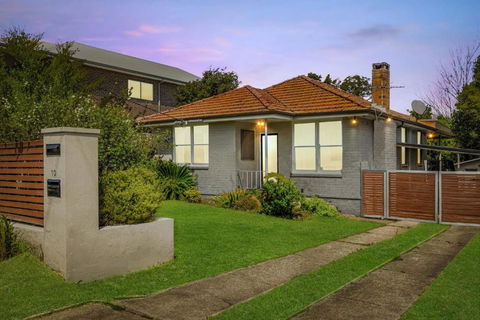 Big Stylish 3 Bed House With Free Parking - Accommodation NSW 1