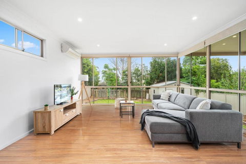 Big Stylish 3 Bed House With Free Parking - Accommodation NSW 0