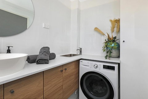 CANAL7-ON THE MOOLOOLABA CANAL! - Accommodation NSW 4