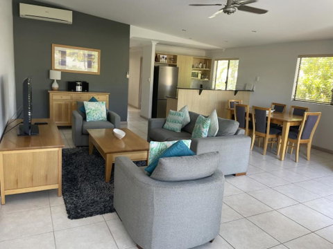 COCKLESHELL10 7 Tropical Apartment With Pool Area - Accommodation NSW 2