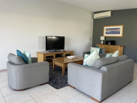 COCKLESHELL10 7 Tropical Apartment With Pool Area - Accommodation NSW 3