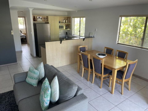 COCKLESHELL10 7 Tropical Apartment With Pool Area - Accommodation NSW 4
