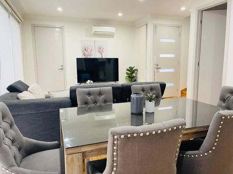 D112 Braybrook Central Stay-Great Getaway - Accommodation NSW 3