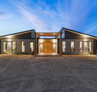 3 WISE MONKEYS MANSFIELD - Accommodation NSW