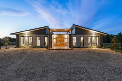 3 WISE MONKEYS, MANSFIELD - Accommodation NSW 0