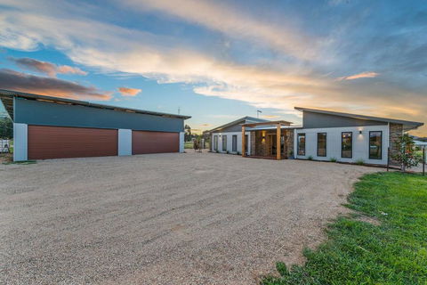 3 WISE MONKEYS, MANSFIELD - Accommodation NSW 2