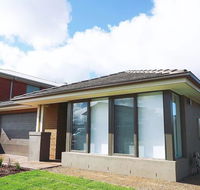 5Bed 2Bath Family House in Werribee - Accommodation NSW
