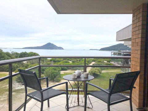 6 'Intrepid' 3 Intrepid Close - Right On The Waterfront - Accommodation NSW 0