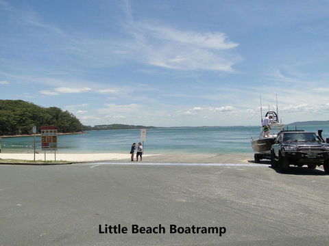 6 'Intrepid' 3 Intrepid Close - Right On The Waterfront - Accommodation NSW 1
