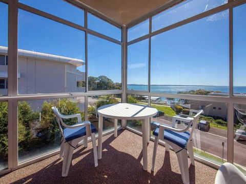 6 'Portofino', 7 Laman Street - Superb Water Views And Only 1 Minute Walk Into The Heart Of Town - Accommodation NSW 2