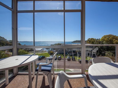 6 'Portofino', 7 Laman Street - Superb Water Views And Only 1 Minute Walk Into The Heart Of Town - Accommodation NSW 1