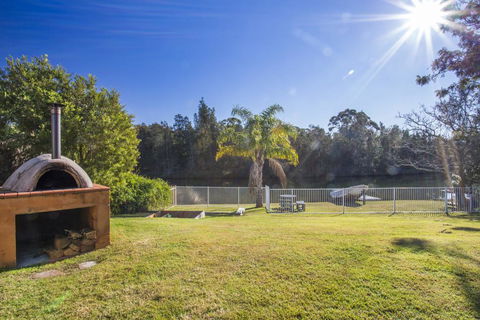 77 Lake Entrance Rd - Waterfront Wonder - Accommodation NSW 2