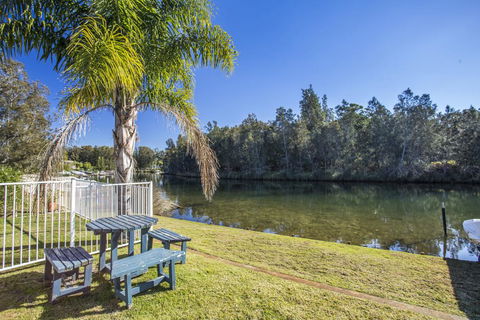 77 Lake Entrance Rd - Waterfront Wonder - Accommodation NSW 0
