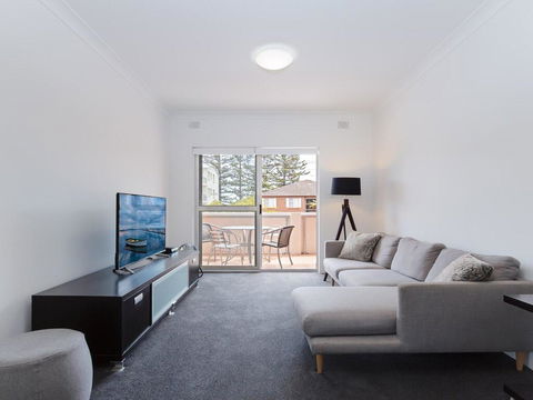 9 'Bronte Court', 17 Magnus Street - Renovated Unit With Filtered Views & Pool - Accommodation NSW 1