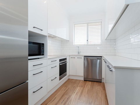 9 'Bronte Court', 17 Magnus Street - Renovated Unit With Filtered Views & Pool - Accommodation NSW 2