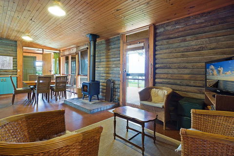 98 Ocean Parade - Rustic Log Cabin - Accommodation NSW 2