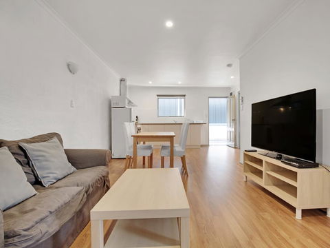 Adelaide Holiday Homes - Accommodation NSW 2
