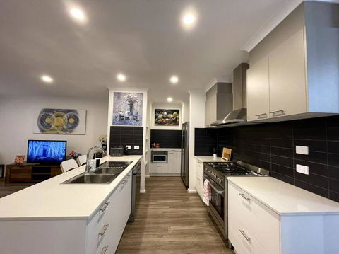 Empty Boat - Spacious 5 Bedroom Entire Modern Home In Wallan - Accommodation NSW 4