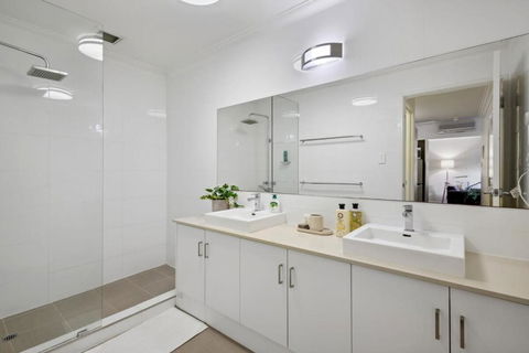 Fabulous Apt In Northbridge With Pool & WiFi - Accommodation NSW 4