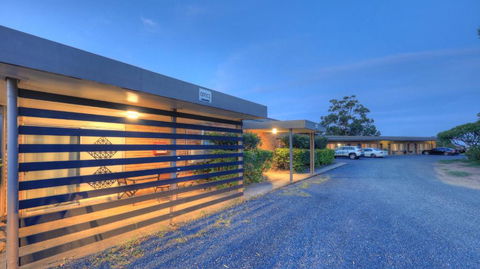 Hilldrop Motor Inn - Accommodation NSW 2