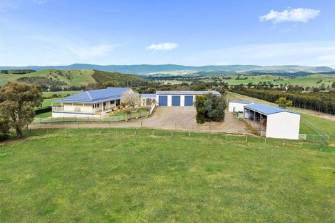 IRONBARK FARM Farmhouse On 52 Acres In The Scenic Yarra Valley - Accommodation NSW 1