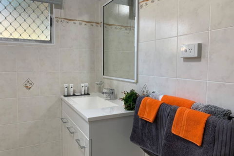 Andergrove Home With A Garden View-Wi-fi & Netflix - Accommodation NSW 1