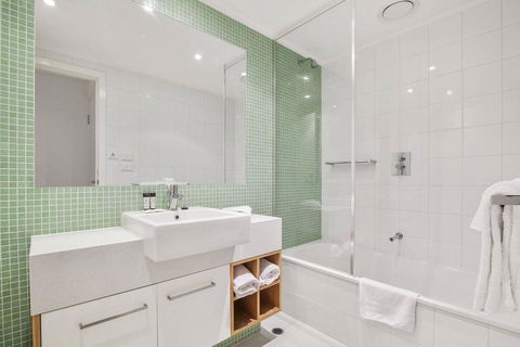 APOLLO BLUE 6 - Modern Waterfront Apartment - Accommodation NSW 1