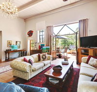 Arty Warehouse Apartment - stroll to South beach - Accommodation NSW