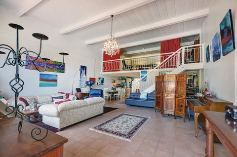 Arty Warehouse Apartment - Stroll To South Beach - Accommodation NSW 2
