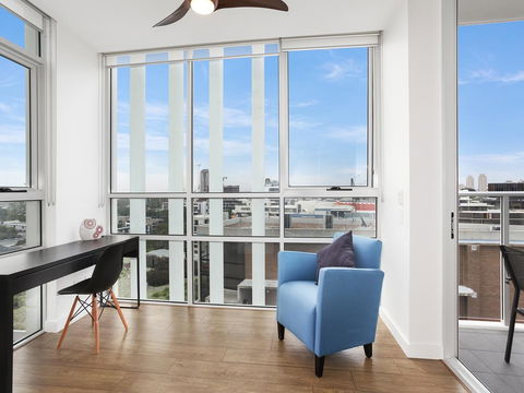 As The Sun Sets - Modern And Spacious 2BR Zetland Apartment Facing The Setting Sun - Accommodation NSW 3