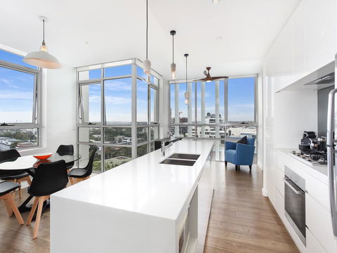 As The Sun Sets - Modern And Spacious 2BR Zetland Apartment Facing The Setting Sun - Accommodation NSW 2