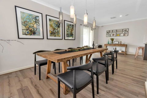 Mid Century 4 Bedroom Getaway In Barossa Vineyard - Accommodation NSW 2