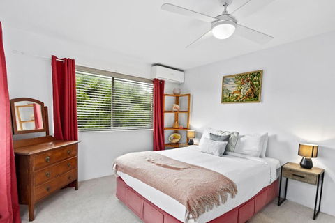 Mid-Century Morningside 2-Bed Apartment - Accommodation NSW 2
