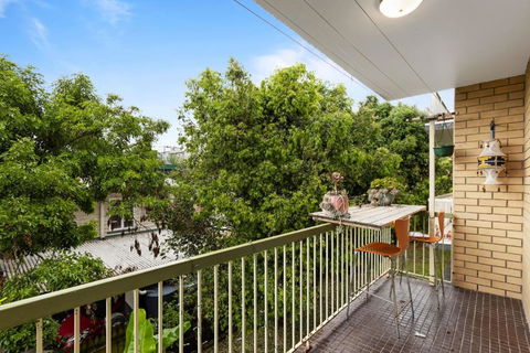 Mid-Century Morningside 2-Bed Apartment - Accommodation NSW 3