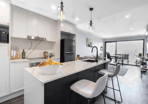 Modern 2-Bed 2-Bath - Walk To Hospital & Westfield - Accommodation NSW 0